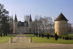 General view of the entrance of Chateau d'Agassac